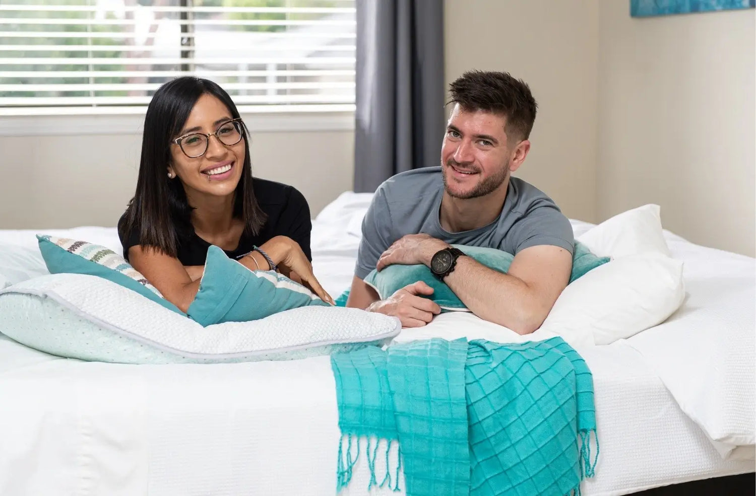 Couple moved to a new home with a mattress in perfect condition thanks to their mattress bag for moving and storage